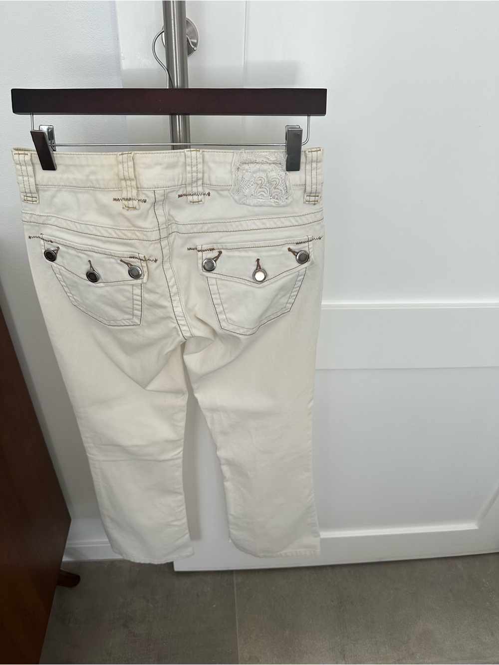 Twill Twenty Two Women's Cream Slim Straight Jeans W/ Flare - Picture 2 of 5